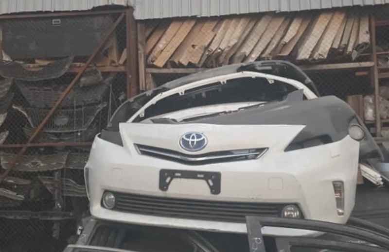 Бампер передний от Toyota Prius 2013